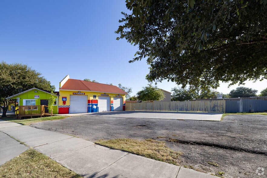 More Photos Of 3014 Roosevelt Ave, San Antonio Auto Repair For Sale