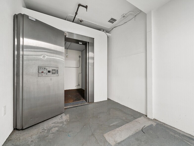 More Photos Of 3501 W Garry Ave, Santa Ana Warehouse For Lease