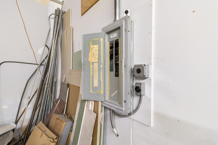 More Photos Of 434 3rd St, Long Beach Distribution For Sale