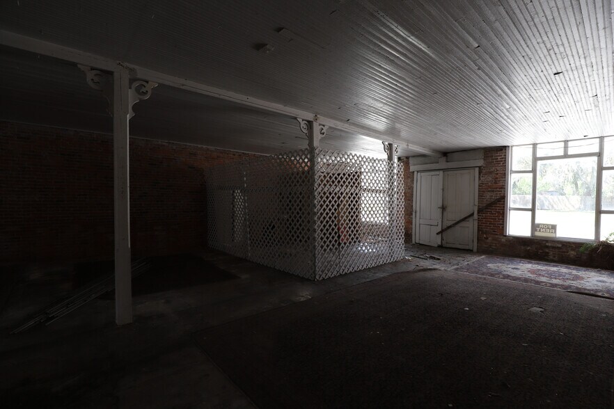 More Photos Of 14650 NE Waldo Rd, Waldo Storefront For Lease
