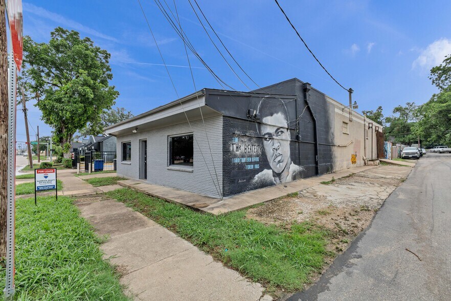 More Photos Of 914 W Commerce St, Dallas Showroom For Lease