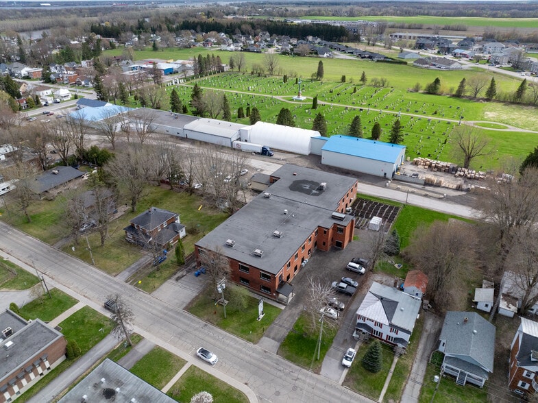 More Photos Of 471 Av Gilles-Villeneuve, Berthierville Manufacturing For Sale