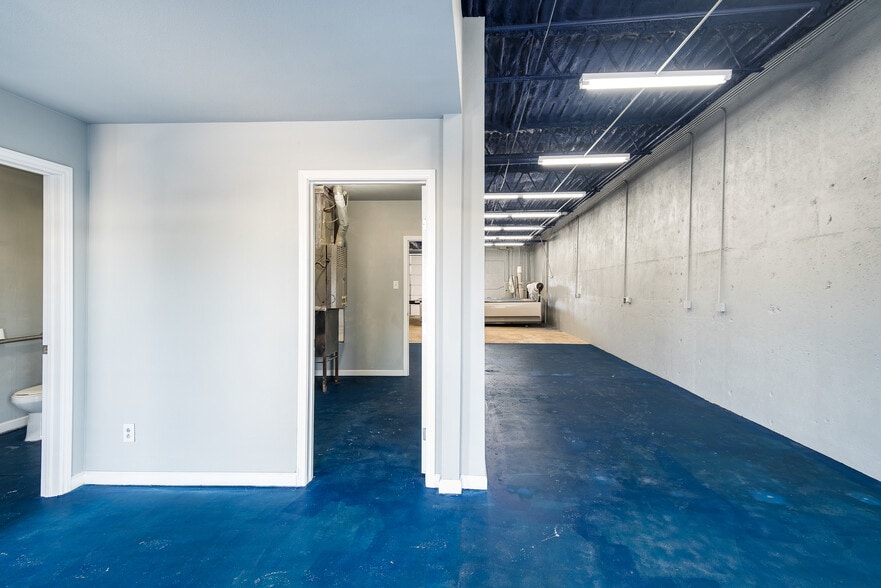 More Photos Of 224 Garvon St, Garland Warehouse For Sale
