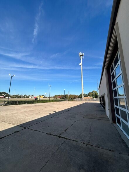 More Photos Of 331 Highway 146 S, La Porte Warehouse For Lease