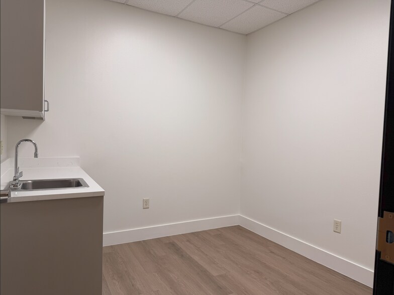 More Photos Of 571 W Main St, Lewisville Medical For Lease