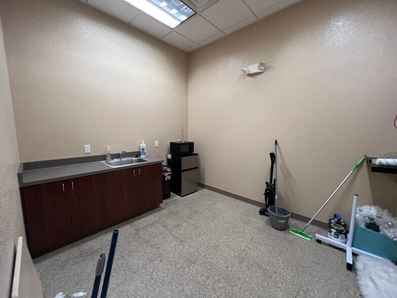 More Photos Of 375 N Stephanie St, Henderson Office For Lease