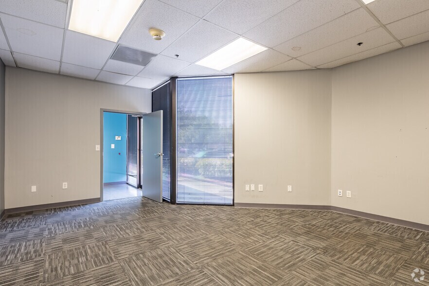 More Photos Of 5802 Breckenridge Pky, Tampa Light Distribution For Lease