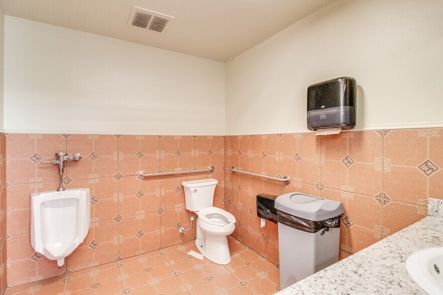 More Photos Of 21 E Athens St, Winder General Retail For Sale