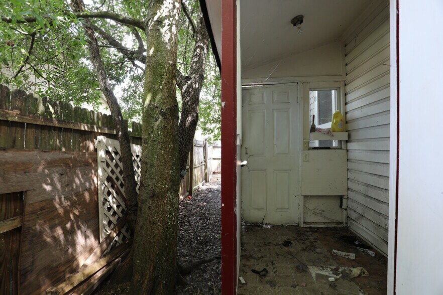 More Photos Of 2747 Eaton ave, Lakeland Specialty For Sale