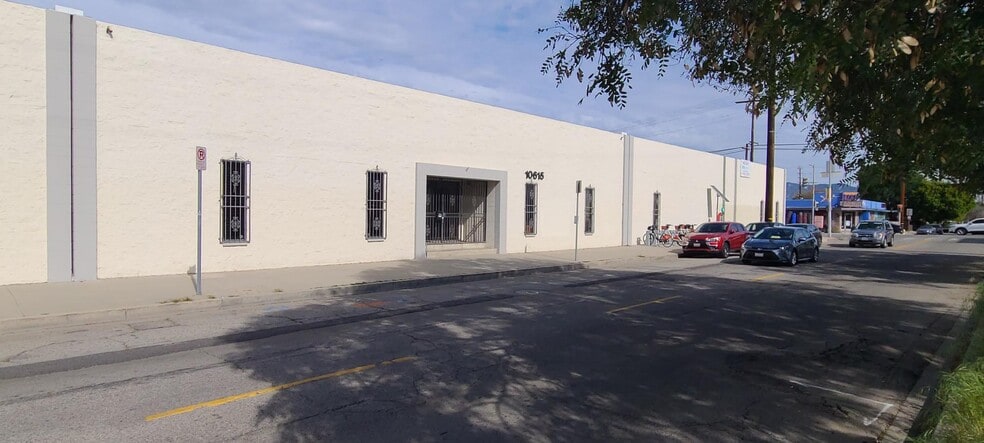 More Photos Of 10615 Chandler Blvd, North Hollywood Industrial For Lease