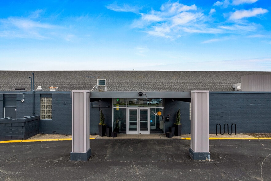 More Photos Of 400 W Maple Rd, Troy Office For Lease