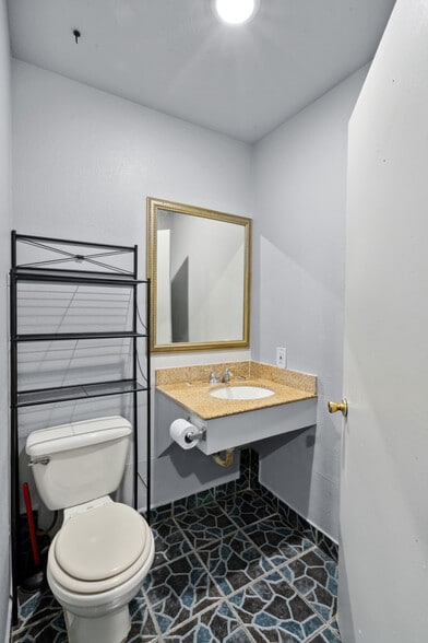 More Photos Of 839 Isabella St, Oakland Hotel For Sale