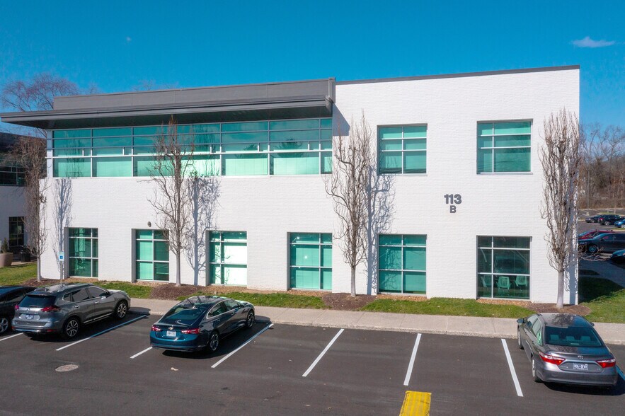 More Photos Of 113-117 Seaboard Ln, Franklin Office For Lease
