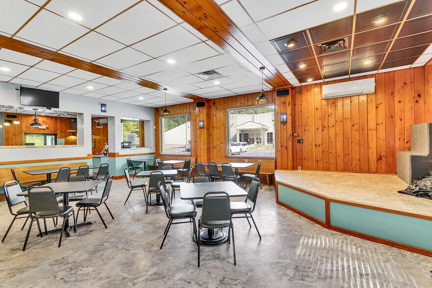 More Photos Of 715 Craigdell Rd, New Kensington Bar For Sale