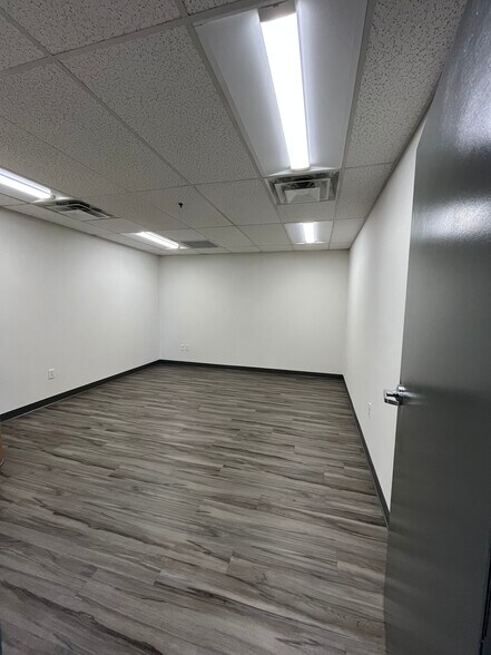 More Photos Of 10 Roessler Rd, Woburn Research And Development For Lease