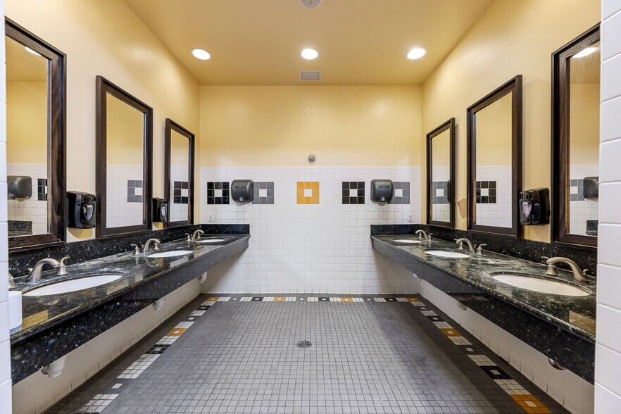 More Photos Of 1900 Del Paso Rd, Sacramento Health Club For Lease