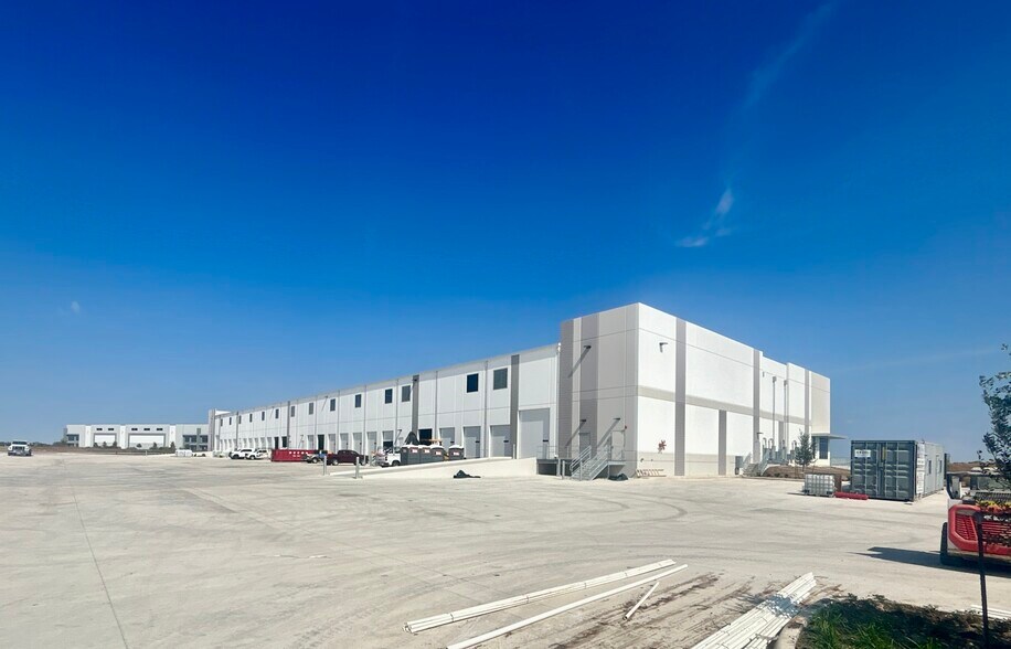 More Photos Of 2605 Dewitt St, Lockhart Distribution For Lease