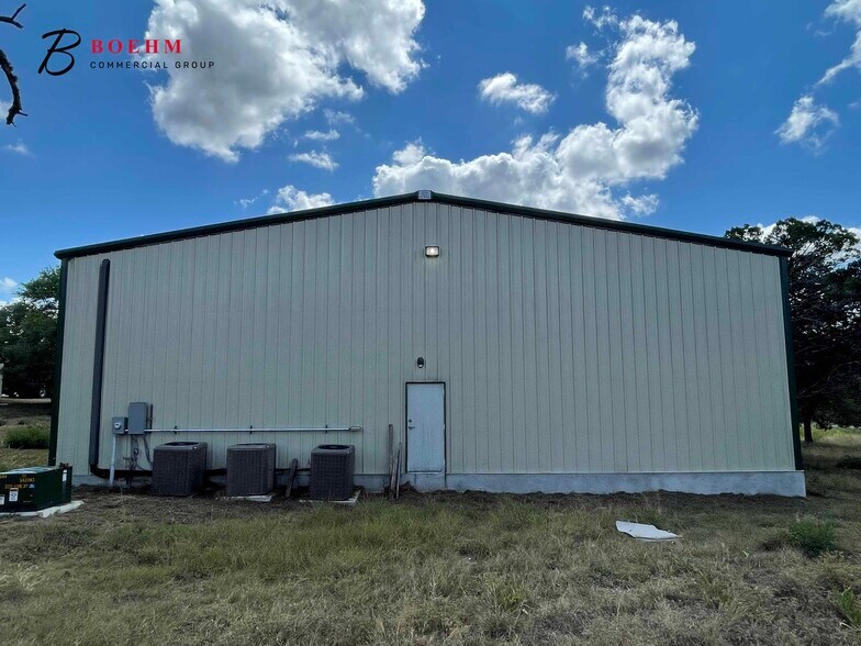 More Photos Of 347 E FM 289, Comfort Warehouse For Lease