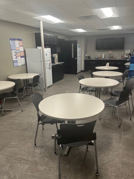 More Photos Of 908 W 35th St, Davenport Office For Sale