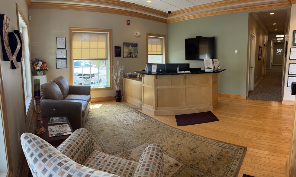 More Photos Of 26 Londonderry Tpke, Hooksett Office For Sale