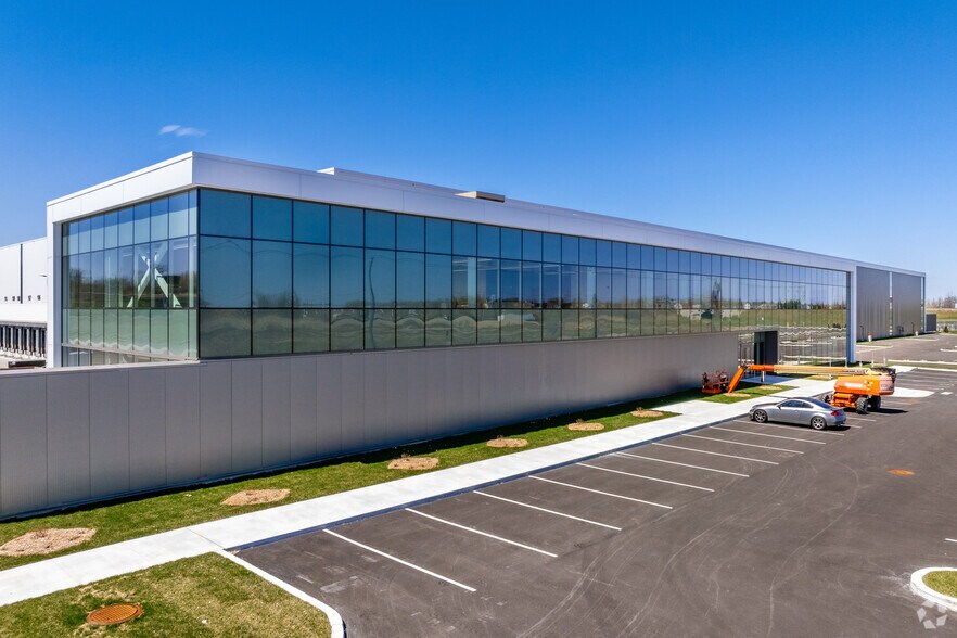 More Photos Of 3501 St De La Synergie, Vaudreuil-dorion Distribution For Lease