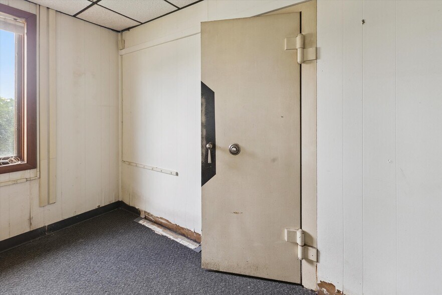 More Photos Of 211 Lee St, Saginaw Manufacturing For Sale