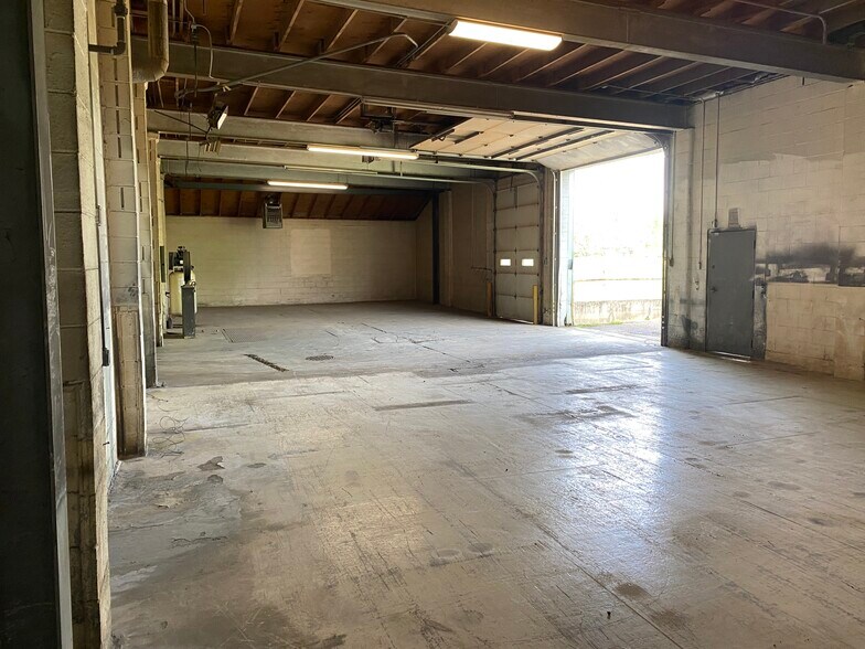 More Photos Of 221 W Cherry St, Butler Manufacturing For Lease
