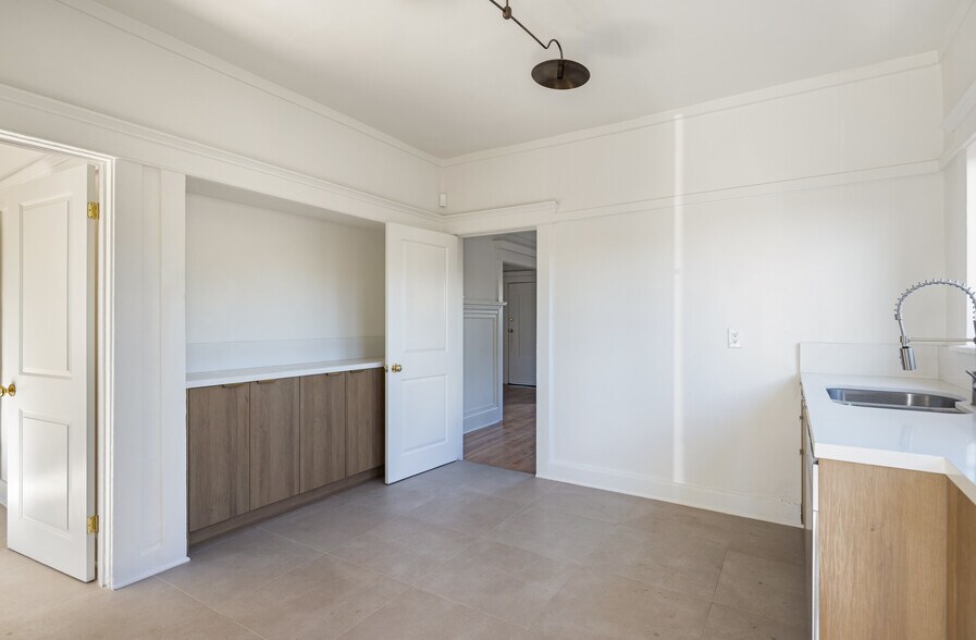 More Photos Of 4572 W Washington Blvd, Los Angeles Office For Sale