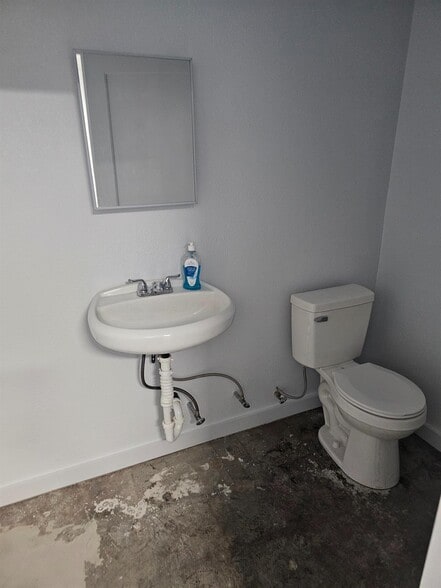 More Photos Of 232 W Napa Ave, Fresno Service For Sale