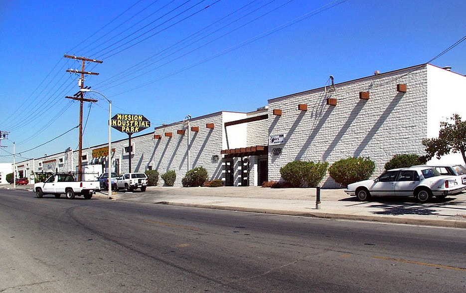 More Photos Of 8040-8106 San Fernando Rd, Sun Valley Warehouse For Lease