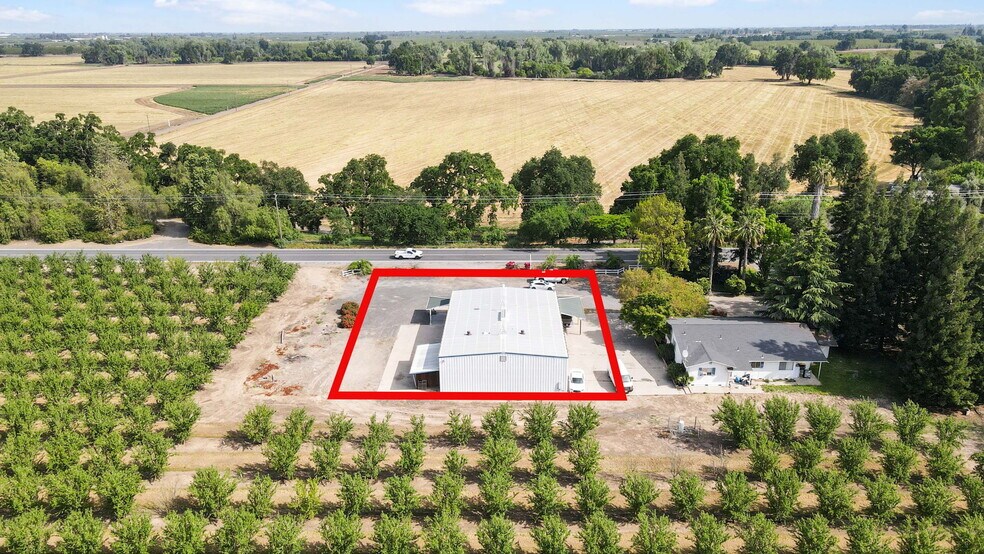 More Photos Of 2618 Ladd Rd, Modesto Showroom For Lease