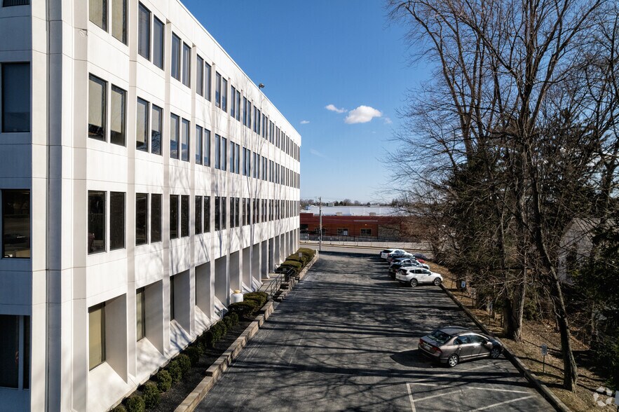 More Photos Of 1974 Sproul Rd, Broomall Office For Lease