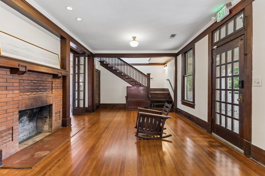 More Photos Of 117 W Mistletoe Ave, San Antonio Office For Sale