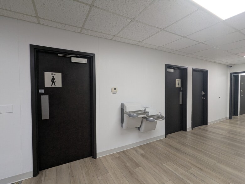 More Photos Of 1323 S 27th St, Nederland Medical For Sale