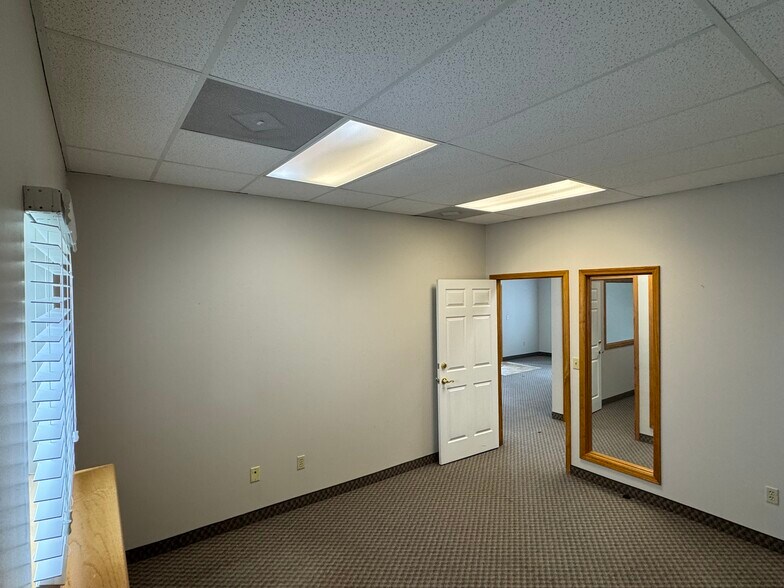 More Photos Of 1604 NW Mock Ave, Blue Springs Medical For Lease