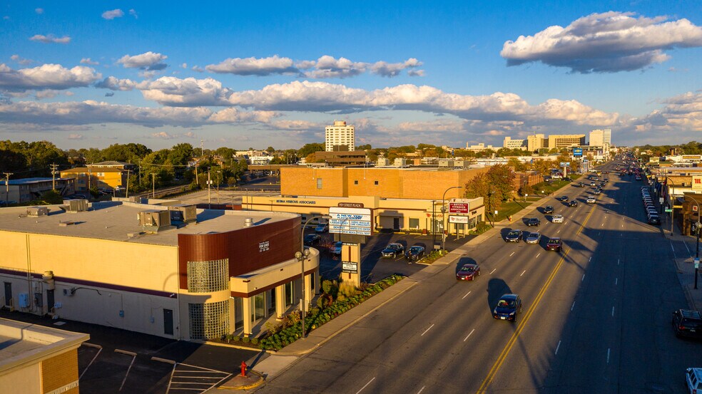 More Photos Of 4932-5000 W 95th St, Oak Lawn Unknown For Lease