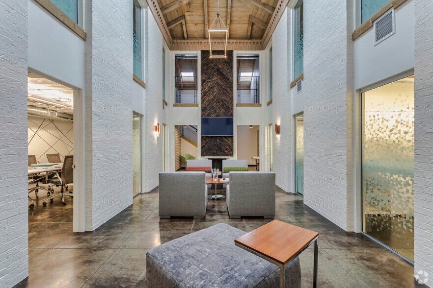 Primary Photo Of 11117 Shady Trl, Dallas Office For Sale