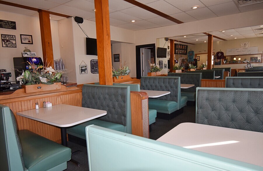More Photos Of 1826 1st St W, Independence Restaurant For Sale