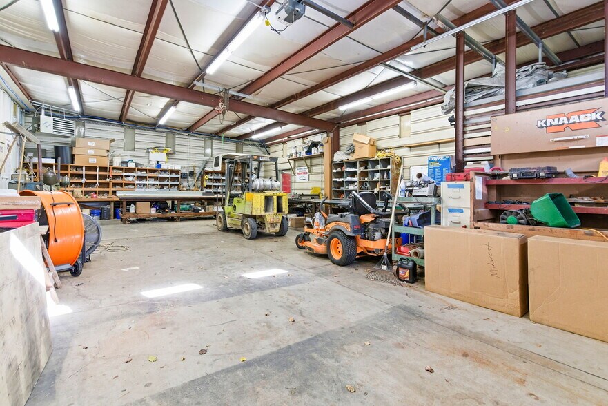 More Photos Of 13720 Aiken Rd, Louisville Warehouse For Lease
