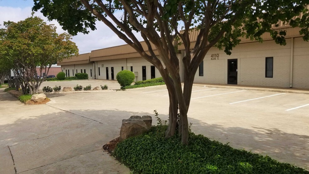 More Photos Of 4110 Cedar Lake Dr, Dallas Light Distribution For Lease