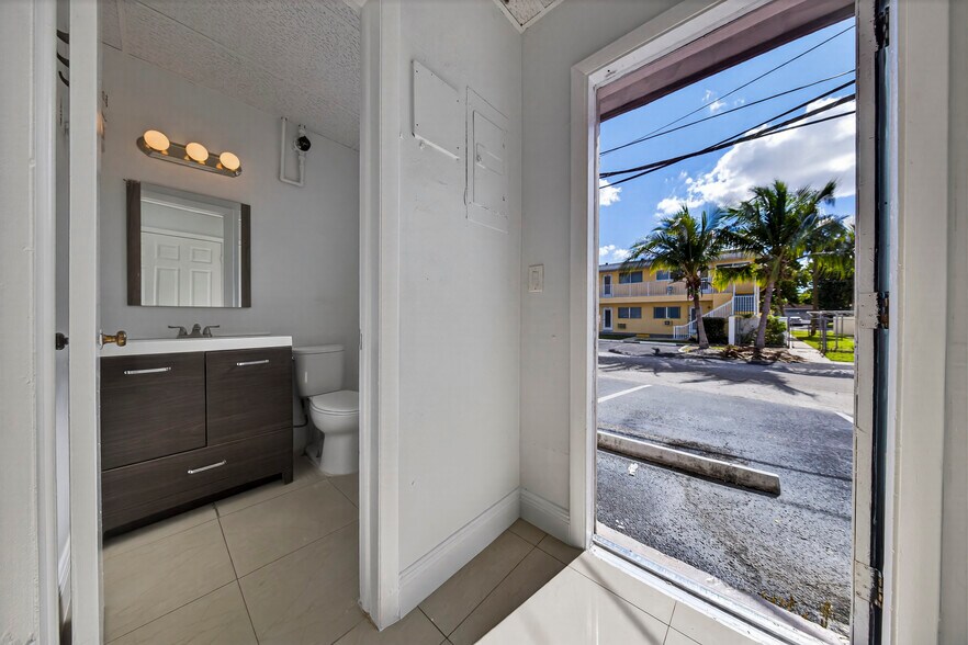 More Photos Of 1750 E Commercial Blvd, Fort Lauderdale Storefront For Lease