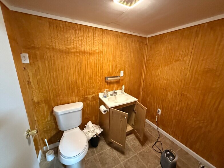 More Photos Of 805 Atlantic Ave, Franklin Light Manufacturing For Sale