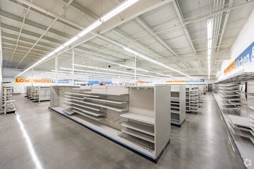 More Photos Of 201 Walnut St, Montezuma Freestanding For Lease