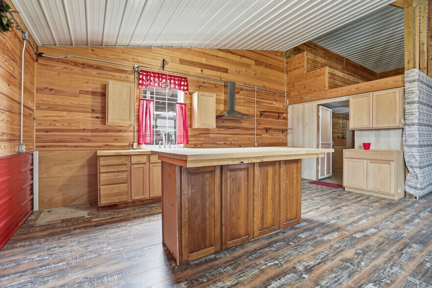 More Photos Of 113 S Wilder St, Chouteau General Retail For Sale