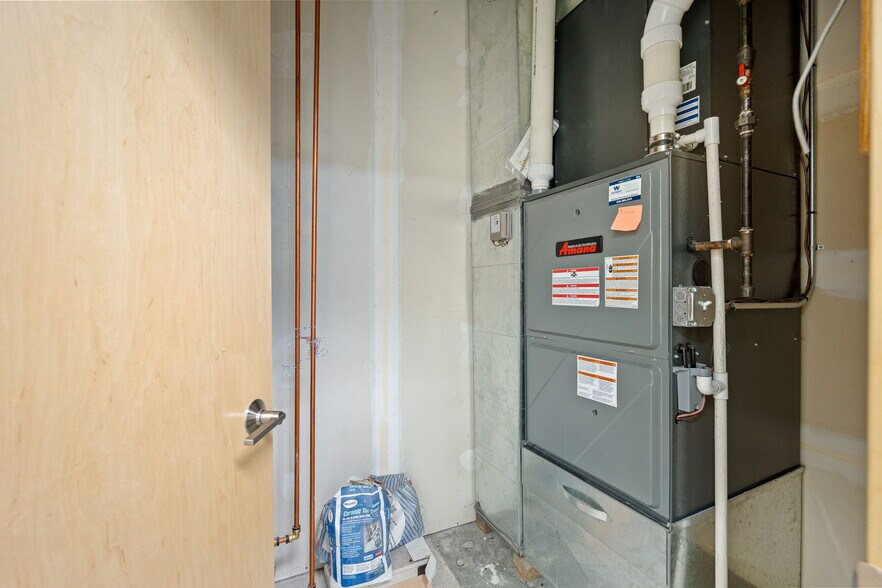 More Photos Of 5500 NW Johnston Dr, Johnston Flex For Lease