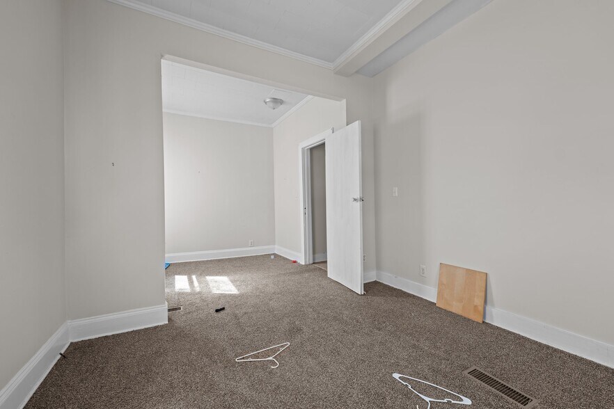 More Photos Of 421 Vine St, Eden Hotel For Sale