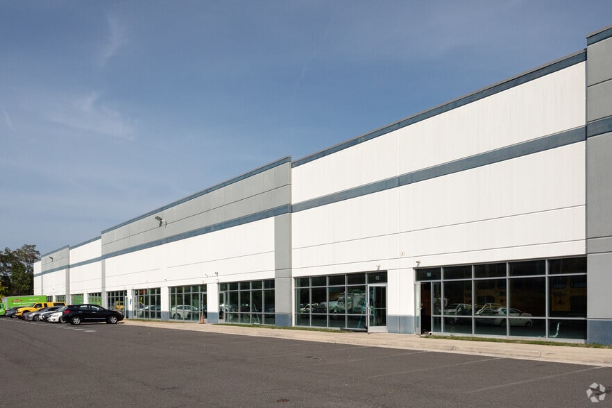 More Photos Of 25395 Pleasant Valley Rd, Chantilly Warehouse For Lease