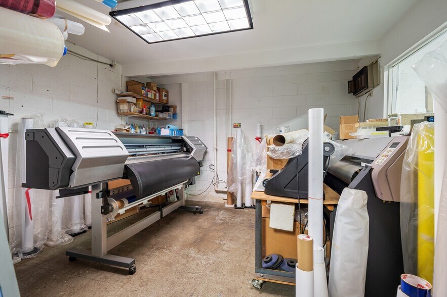 More Photos Of 73 W Walton Blvd, Pontiac Manufacturing For Sale