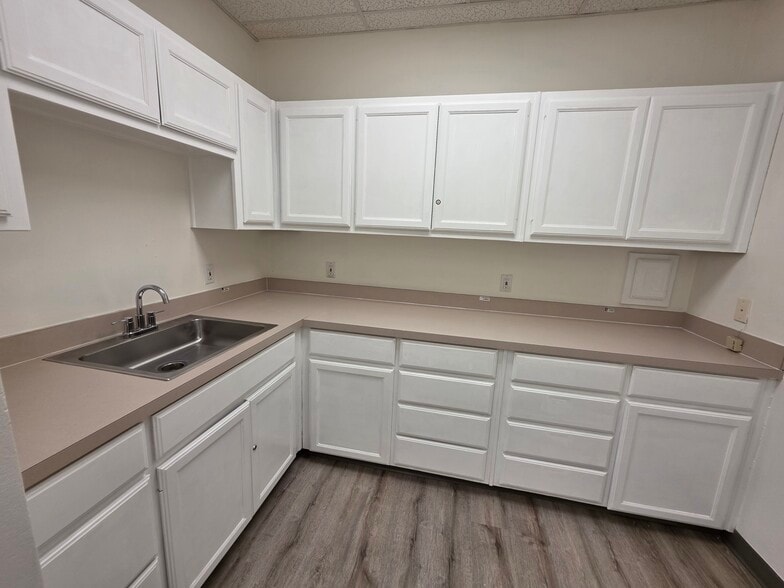 More Photos Of 5601-5605 Virginia Pky, McKinney Medical For Lease