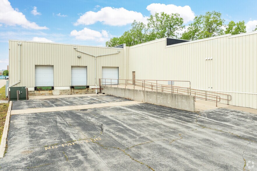 More Photos Of 929 Cedar St, Green Bay Warehouse For Lease